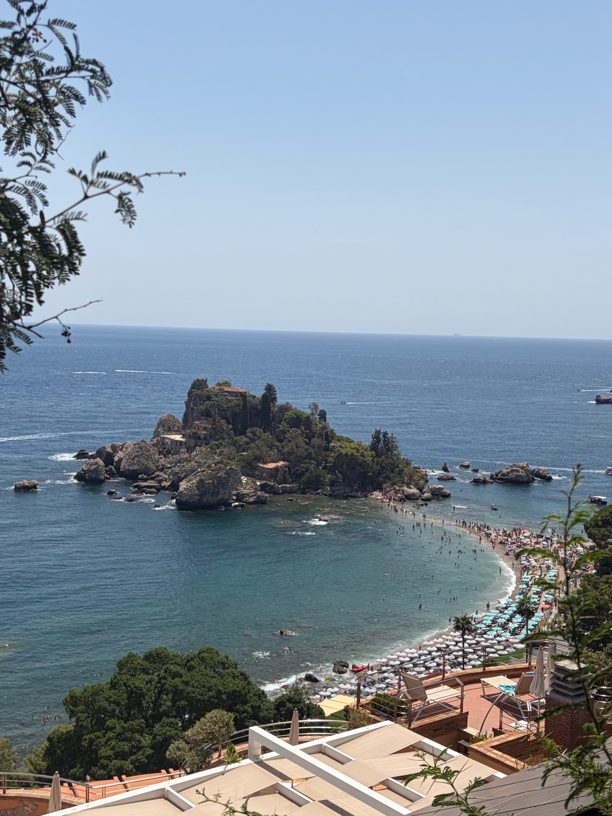 해변으로 걸어가는 길에 보이는 Isola Bella