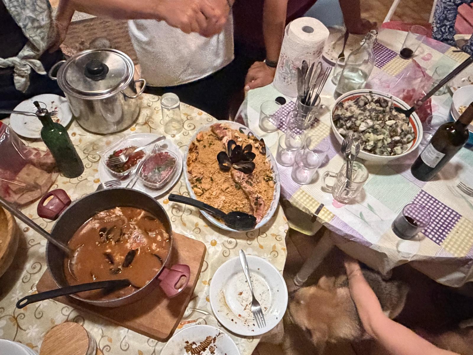 같이 식사를 하면서 조금씩 더 서로를 알아가고 있는 걸꺼야.
