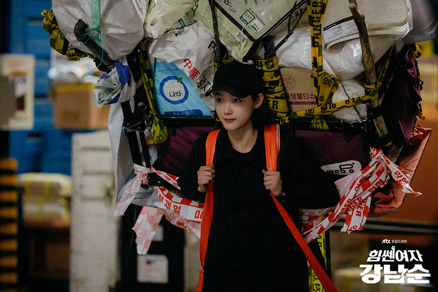 유전으로 물려받은 괴력으로 사건에서 활약하는 ‘남순’ / ⓒJTBC<힘쎈여자 강남순>