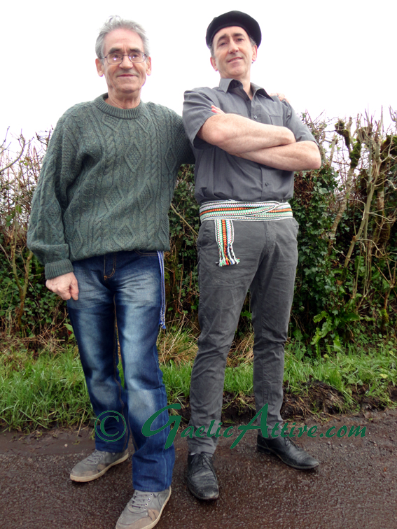 크리스를 두른 아저씨. 출처: https://www.gaelicattire.com/