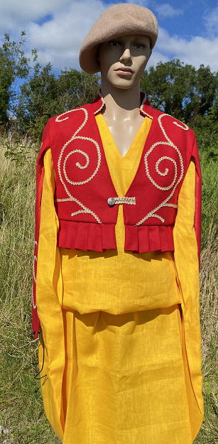 레네 위에 이나르를 입은 마네킹. 출처: https://www.gaelicattire.com/