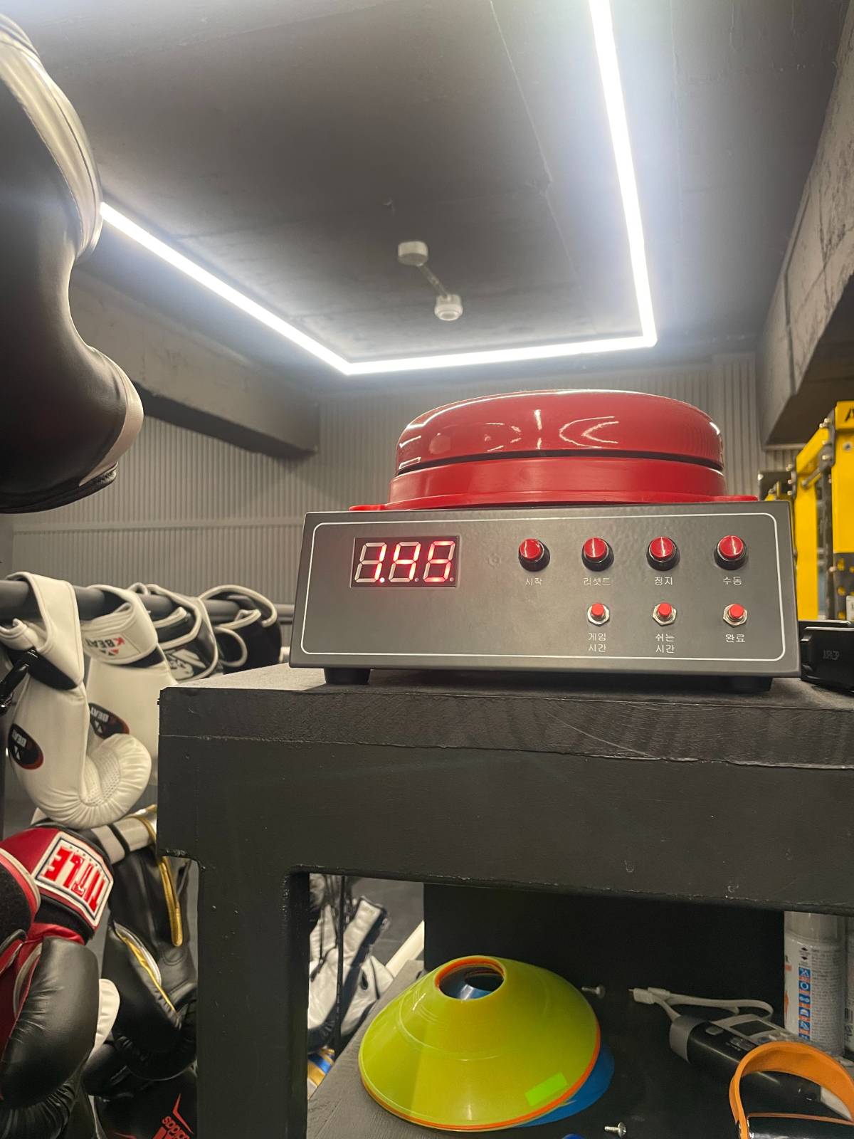 제가 다니던 복싱장에 있던 벨입니다. 경쾌한 땡! 소리로 시간을 알려줍니다.&nbsp;