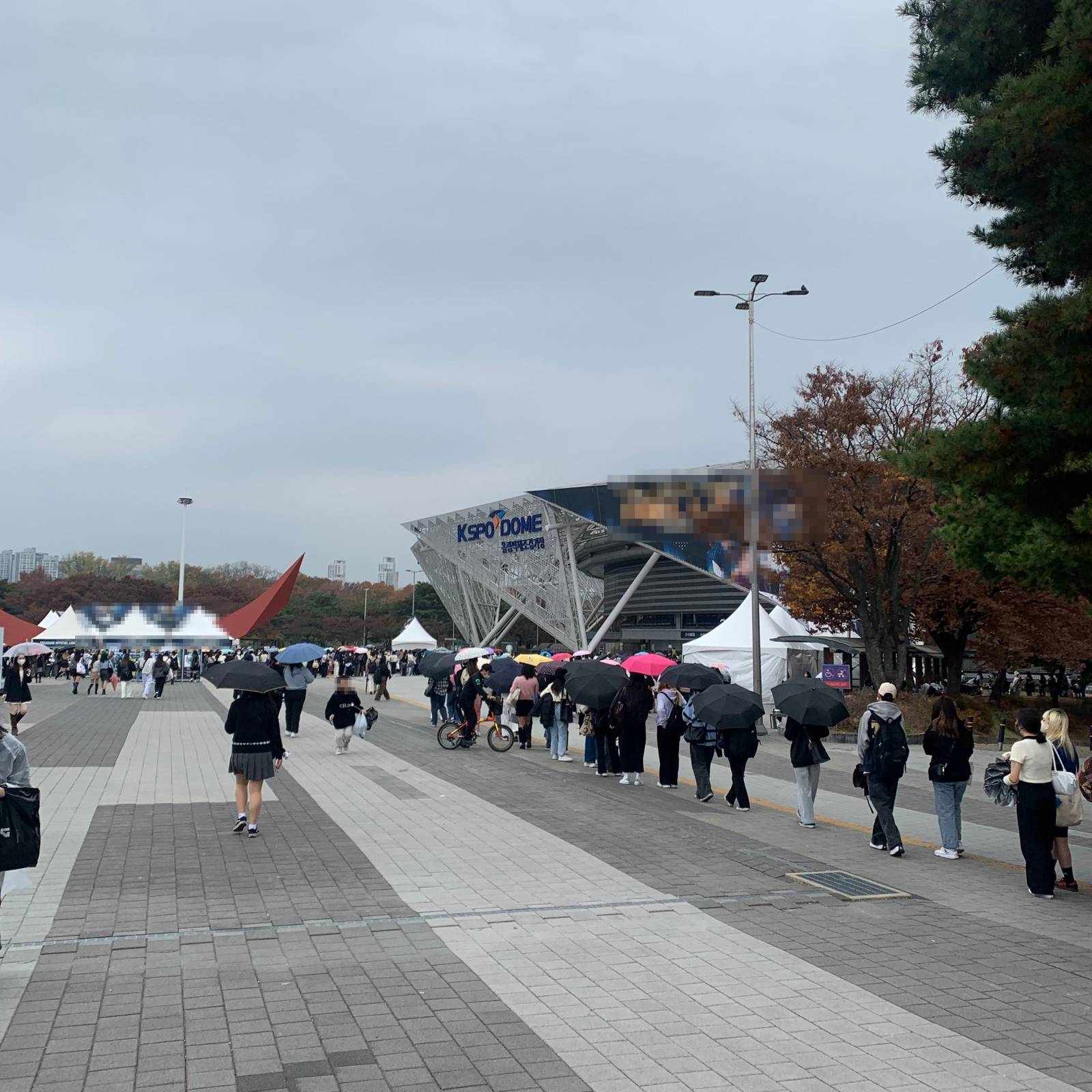[아이돌 굿즈를 사러 새벽에 오픈런도 했었습니다.]