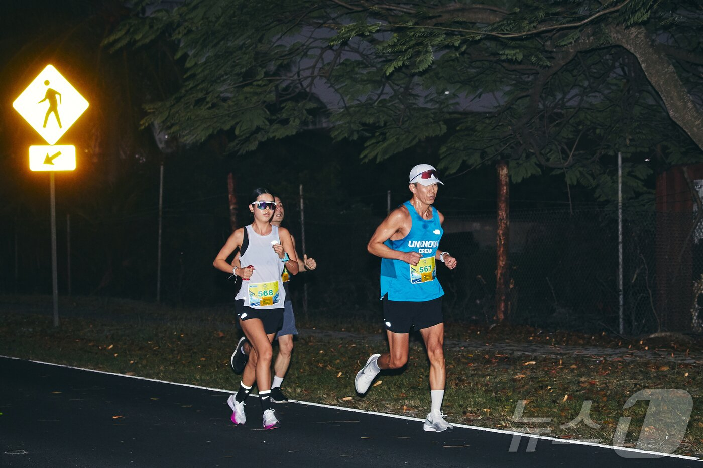 [출처: 마리아나관광청] 사이판 마라톤 10㎞ 코스에 참가한 가수 ‘션’과 그의 자녀들.