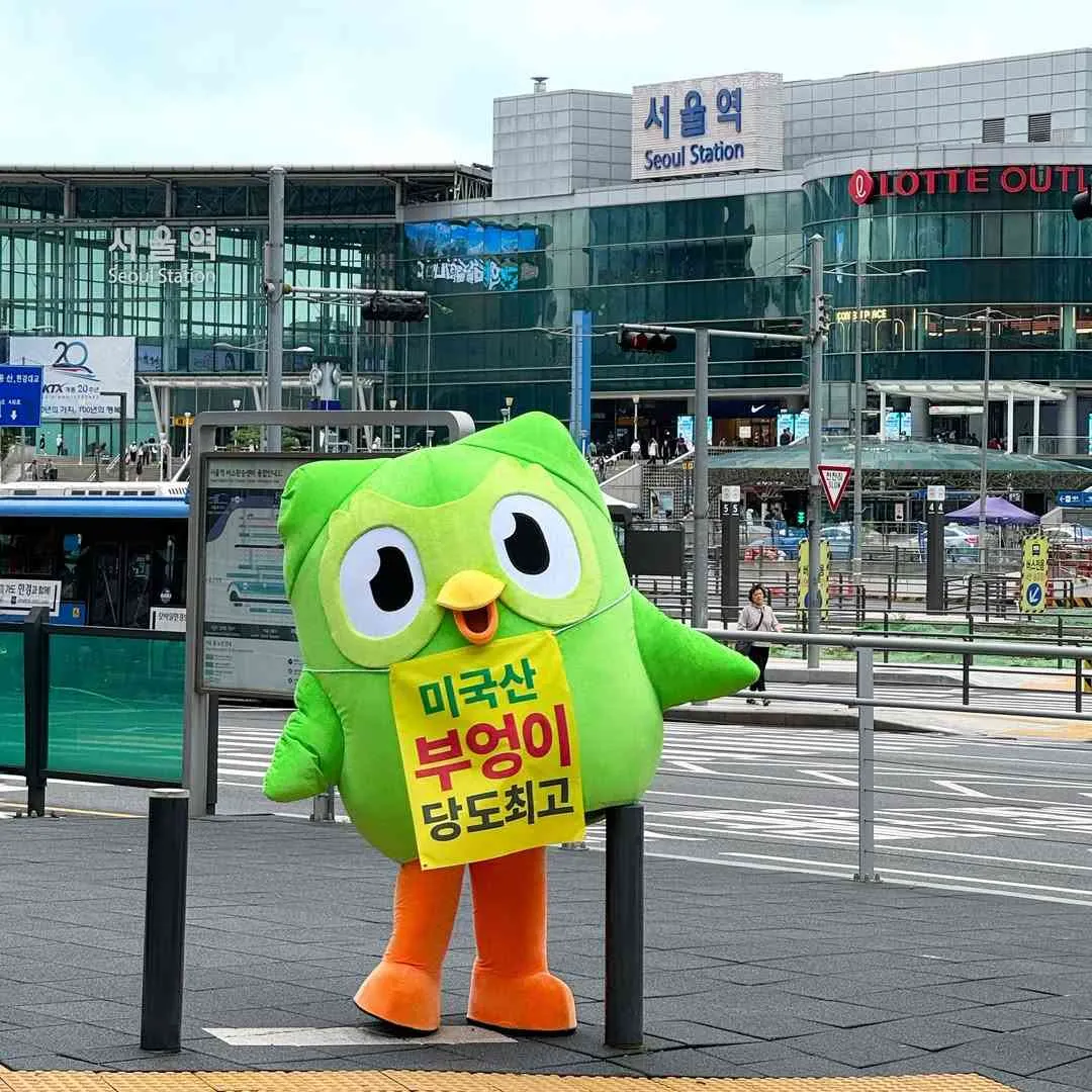 [출처: 듀오링고 코리아 인스타그램] 인스타그램 개설 홍보를 위해 돌아다니는 듀오 인형탈.
