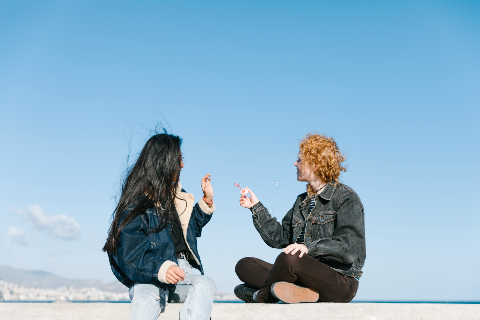 [출처: freepik] 대화하는 사람들.