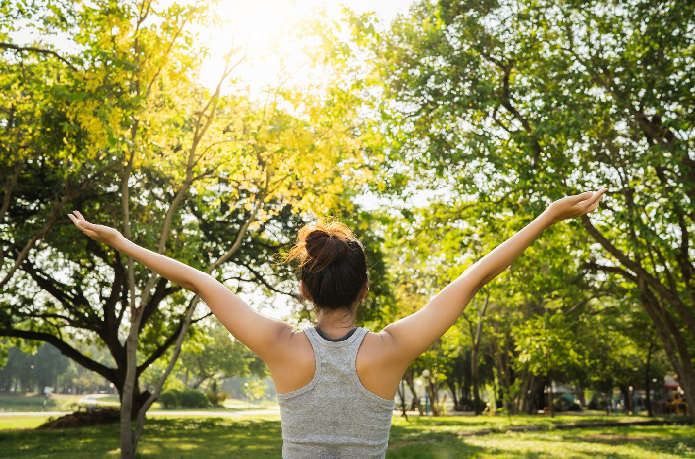[출처: Freepik] 팔을 벌리고 있는 건강한 이미지.