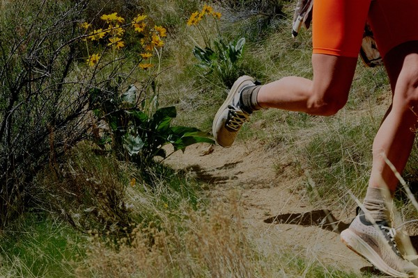 [출처: LF] 카키 컬러 신발.