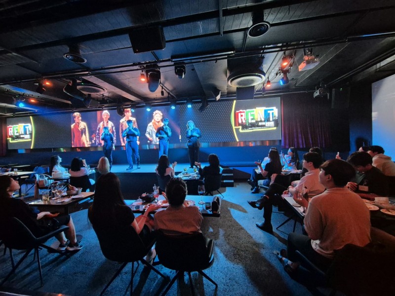 [출처: 택배의 여왕] 뮤지컬 펍을 즐기는 사람들.