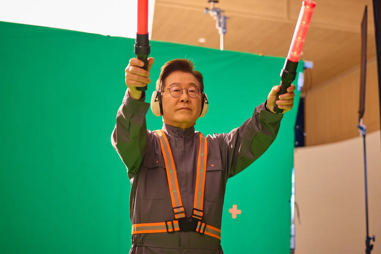 [출처: 헤럴드경제] 주차요원이 된 이재명 대통령.