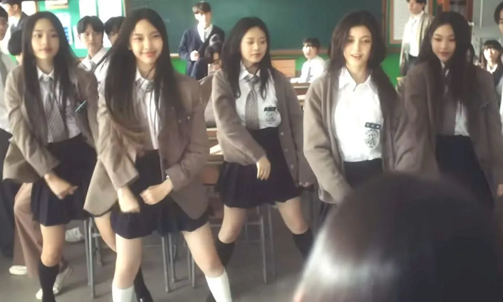 [출처: TV 리포트] 뉴진스 Ditto(디토) 뮤직비디오 속 장면.