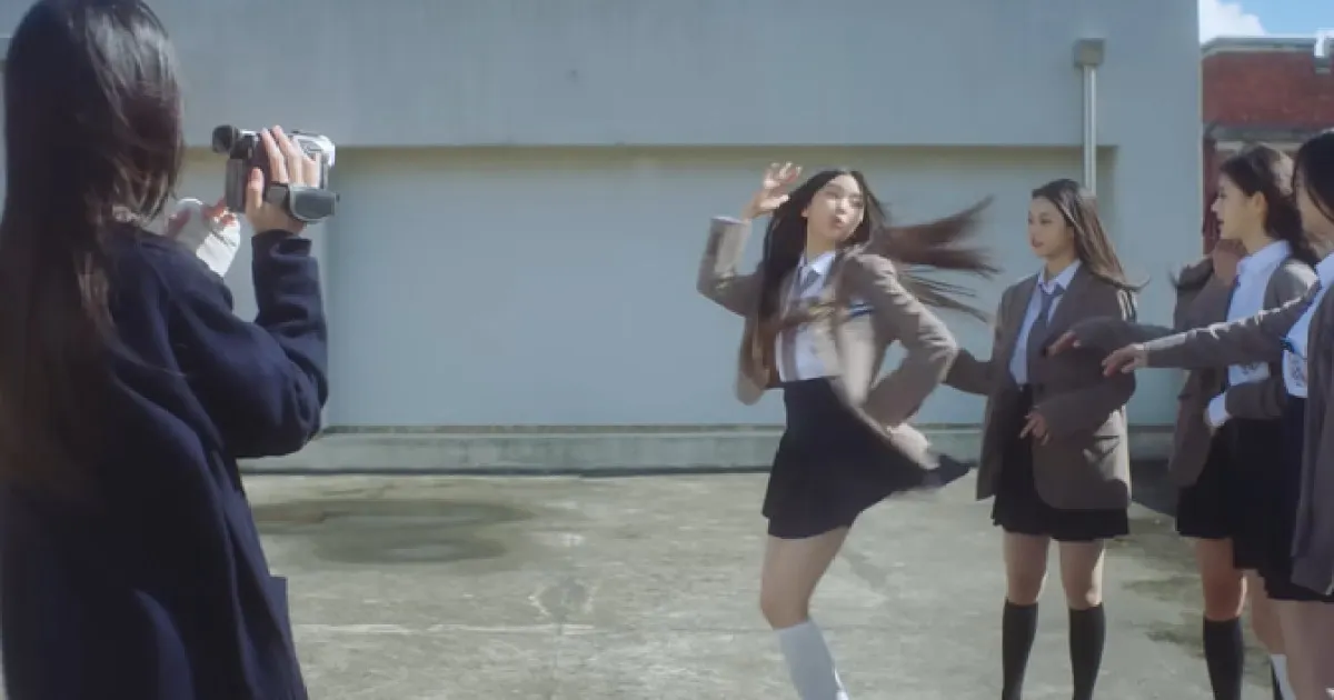 [출처: 스포츠 경향] 팬덤을 상징하는 반희수 캐릭터와 뉴진스. 