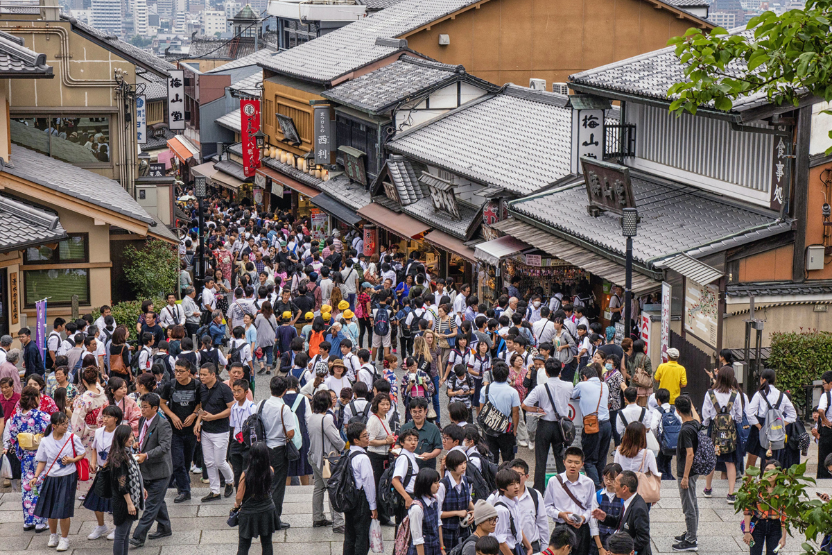 [출처 : kaigainoomaera] 일본 주요 도시 교토로 몰려드는 각국의 관광객으로 혼잡한 거리.