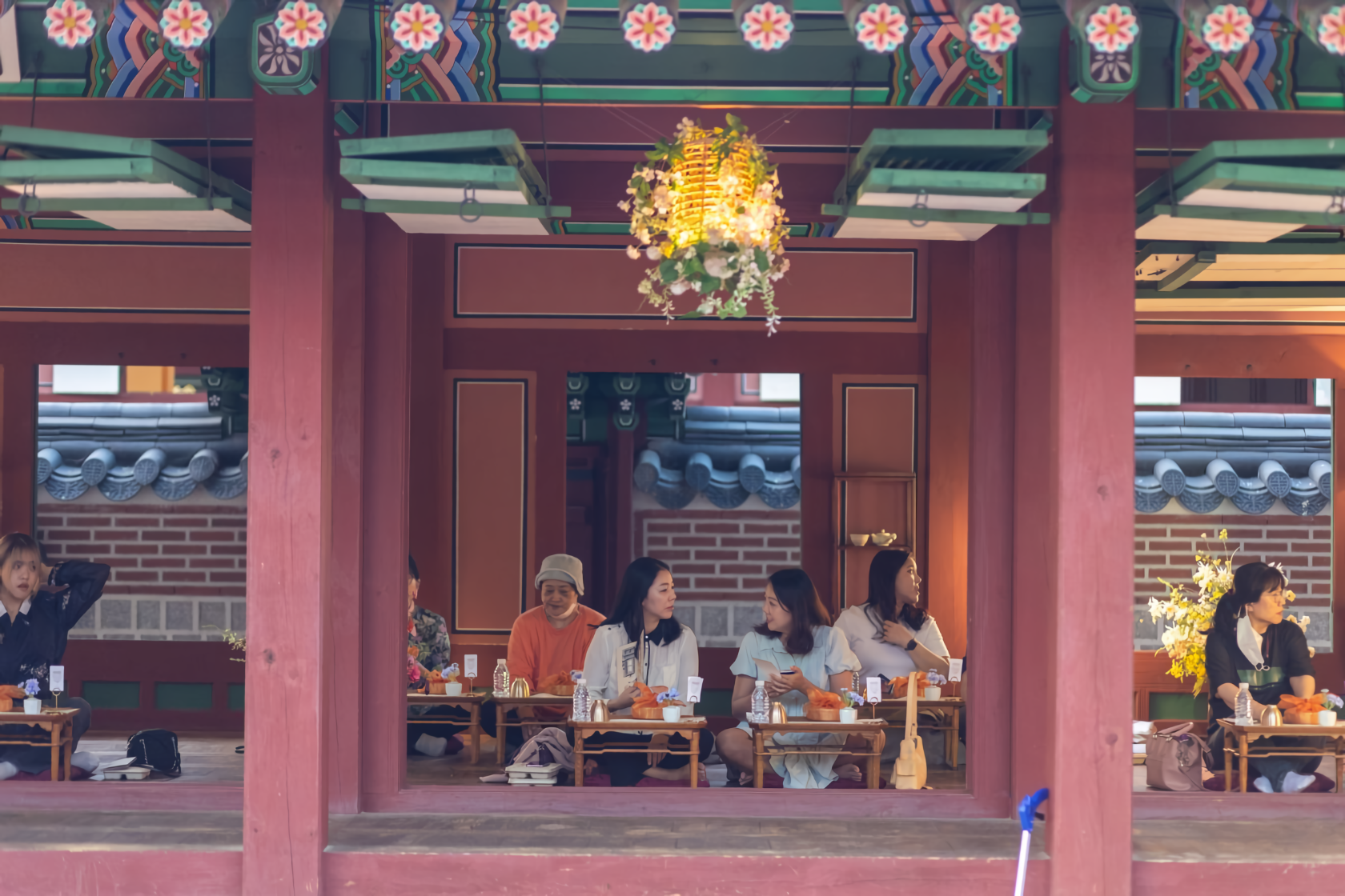 [출처: 동아일보] 경북궁 수라간 시식체험을 즐기는 시민들.