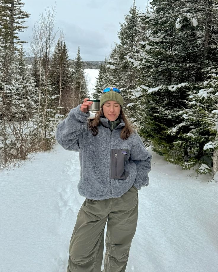 [출처: 핀터레스트] 비니와 플리스로 그레놀라 걸을 연출한 여성.