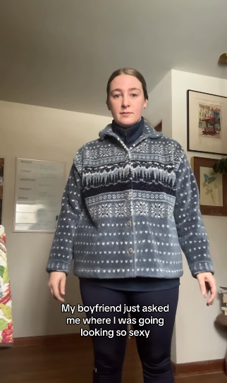 [출처: 인스타그램 @_ashley.herman] 편안한 플리스와 레깅스를 입은 밈의 주인공.