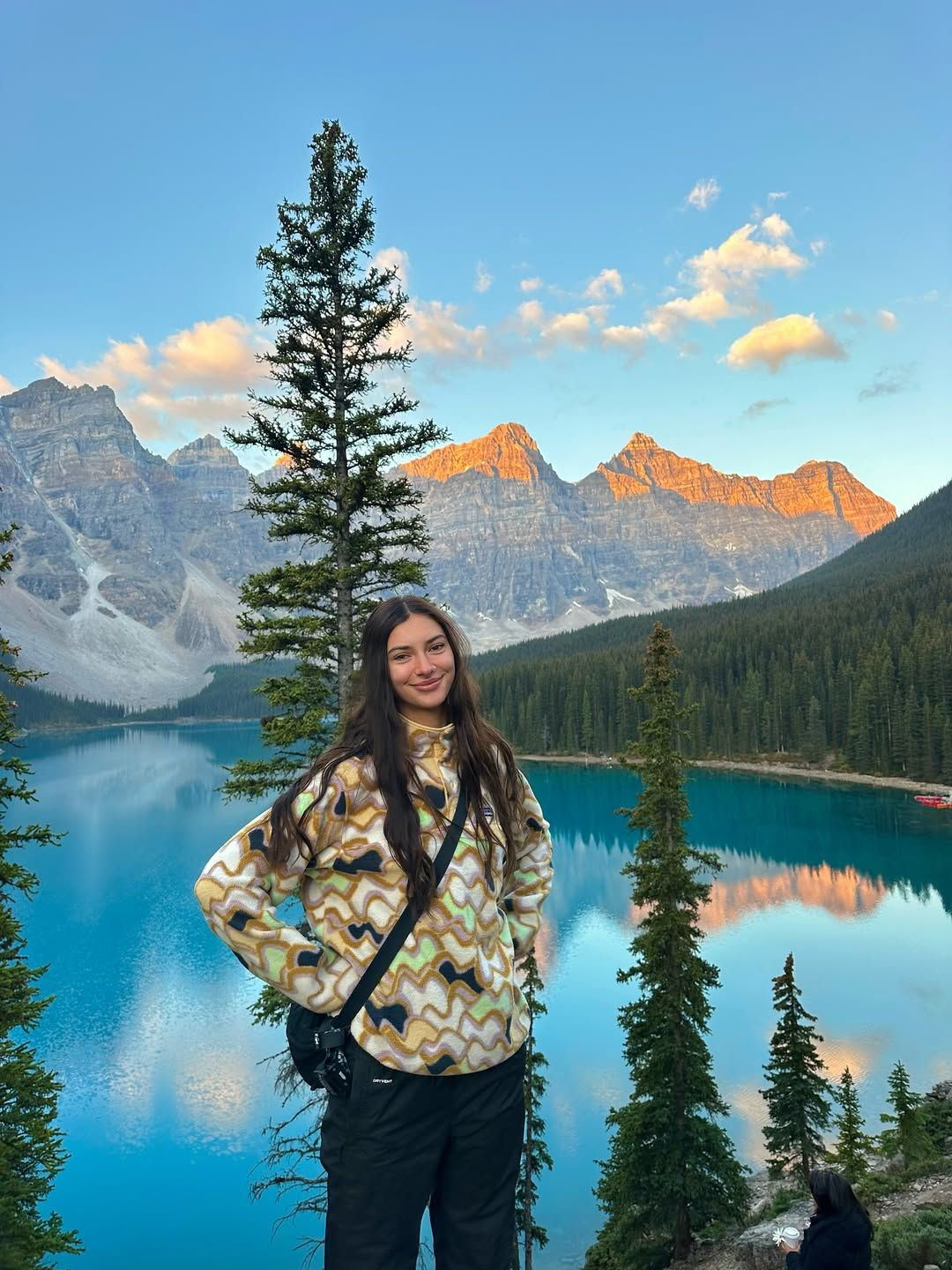 [출처: 인스타그램 @cassadvantures] 캐나다 모레인 호의 아름다운 경치를 즐기는 MZ세대.