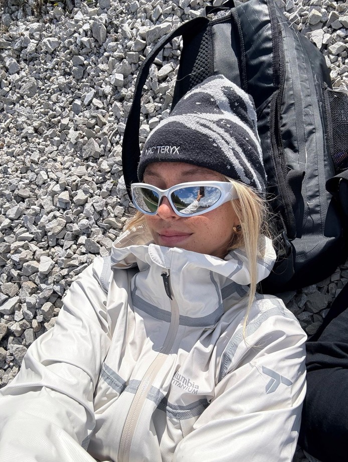 [출처: 인스타그램 @jaular] 아크테릭스 비니, 윈드브레이커로 내추럴함을 연출한 여성.