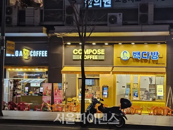 [출처: 서울파이낸스] 서울 시내 한 오피스상권에 저가 커피 브랜드인 메가커피, 컴포즈커피, 빽다방 매장이 나란히 자리하고 있는 모습.