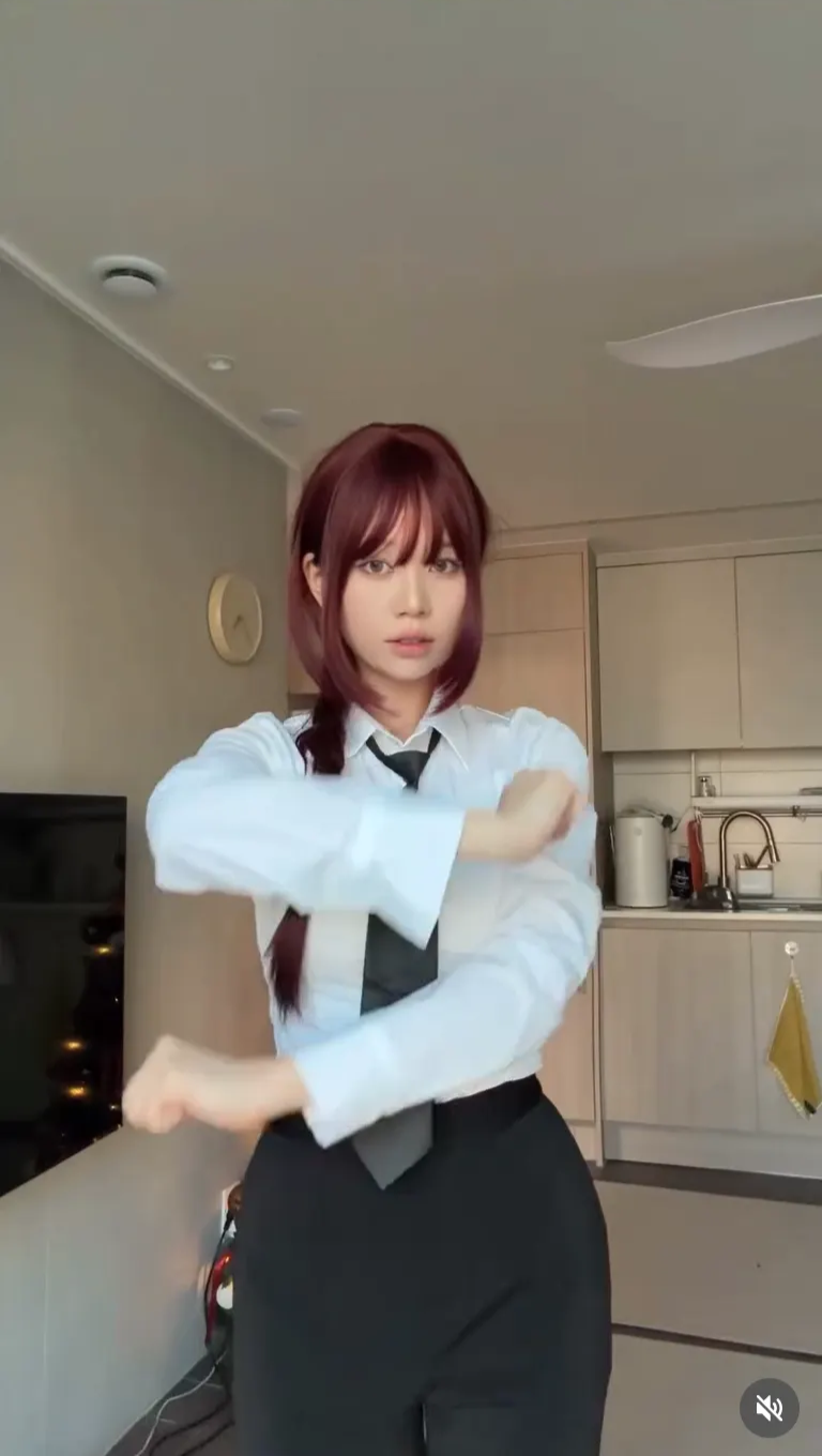 [출처: 인스타그램 @sunn416] 인플루언서 미선짱이 IRIS OUT에 맞추어 레제 챌린지를 찍는 영상.