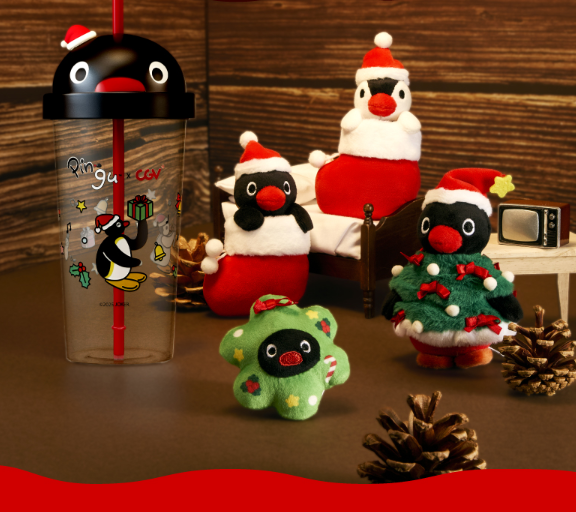 [출처: CGV] CGV 크리스마스 한정 판매 굿즈 ‘핑구와 핑가 산타 인형 키링’, ‘핑구 트리 인형키링’, ‘핑구 리스키링’, ‘핑구 산타 콜드컵’.
