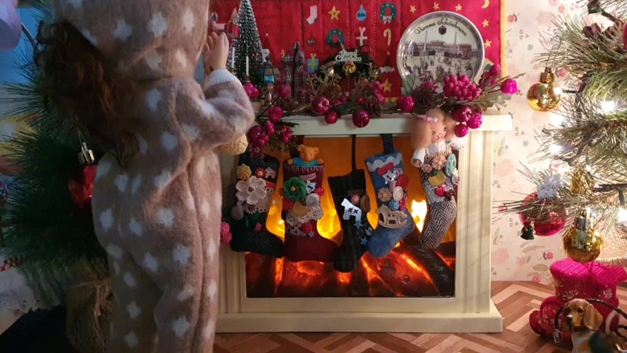 [출처:블로그] 굴뚝 앞에 양말을 걸어둔 모습.