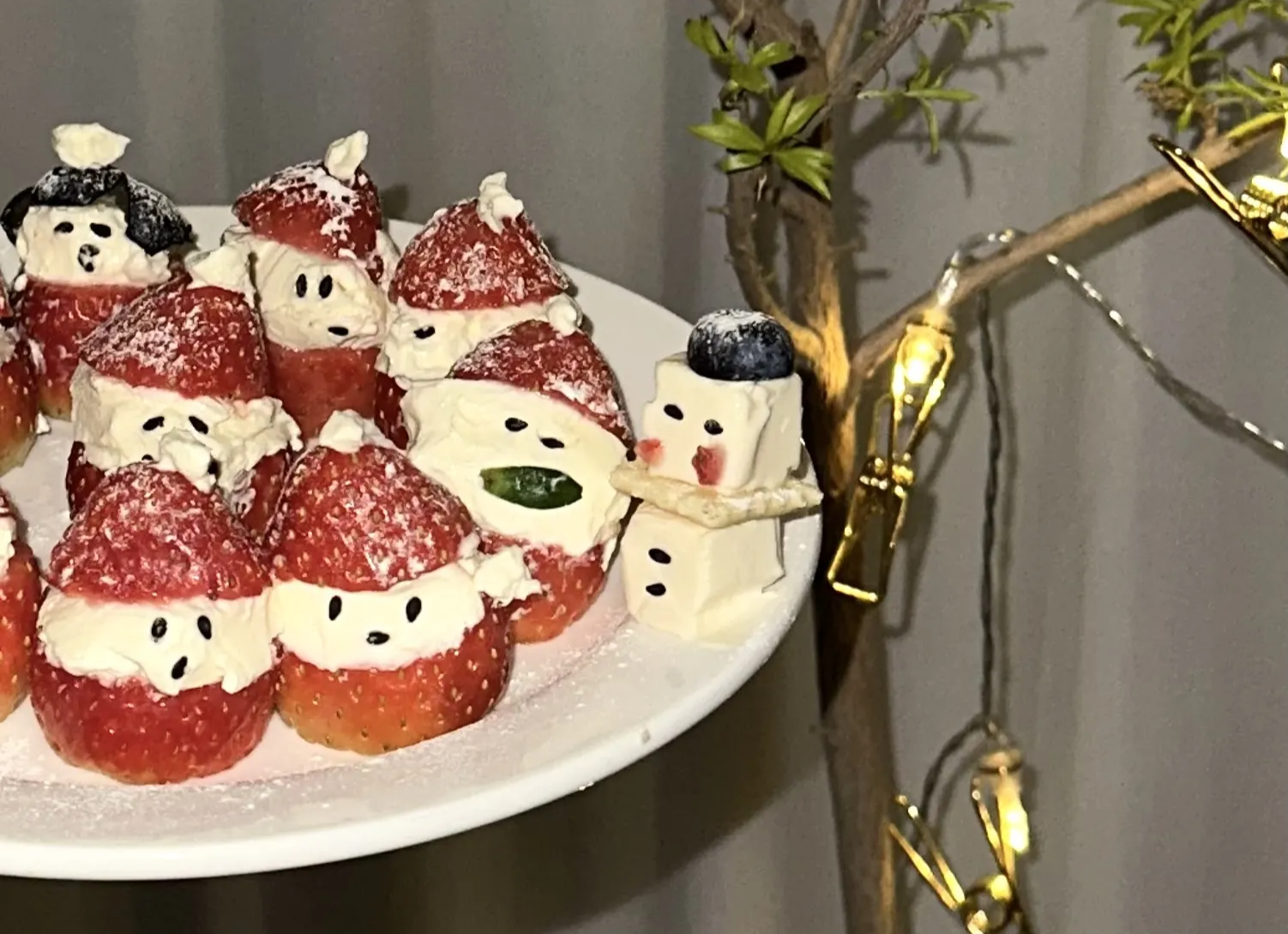 [출처: 마케팅레시피 인터뷰이 제공] 크림치즈, 딸기로 만든 딸기 산타 꾸미기.