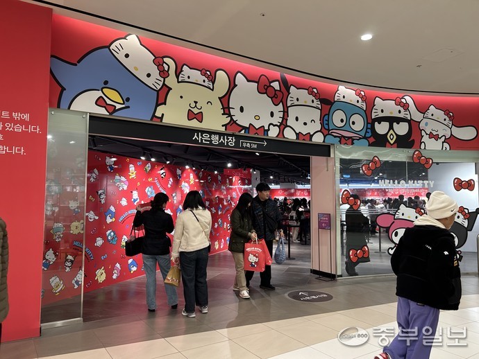 [출처:중부일보] 신세계 백화점 강남점에서 열린 '2024 헬로키티 50주년 팝업스토어'에 방문하는 소비자들.