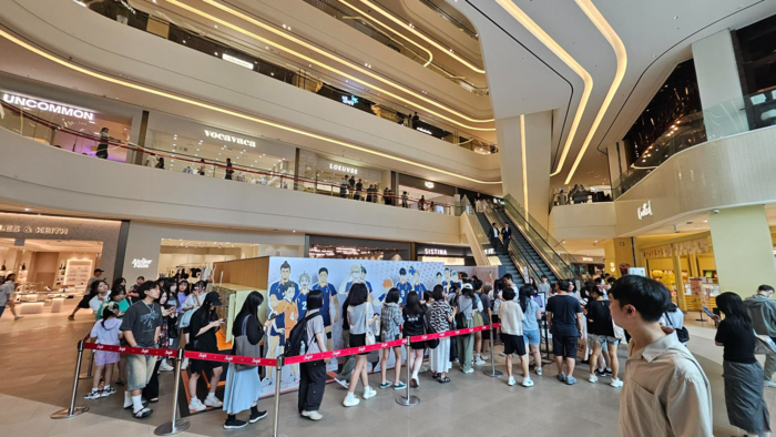 [출처: 매일경제] 스타필드 수원에서 열린 애니메이션 '하이큐' 굿즈를 사기 위해 줄을 서있는 모습.