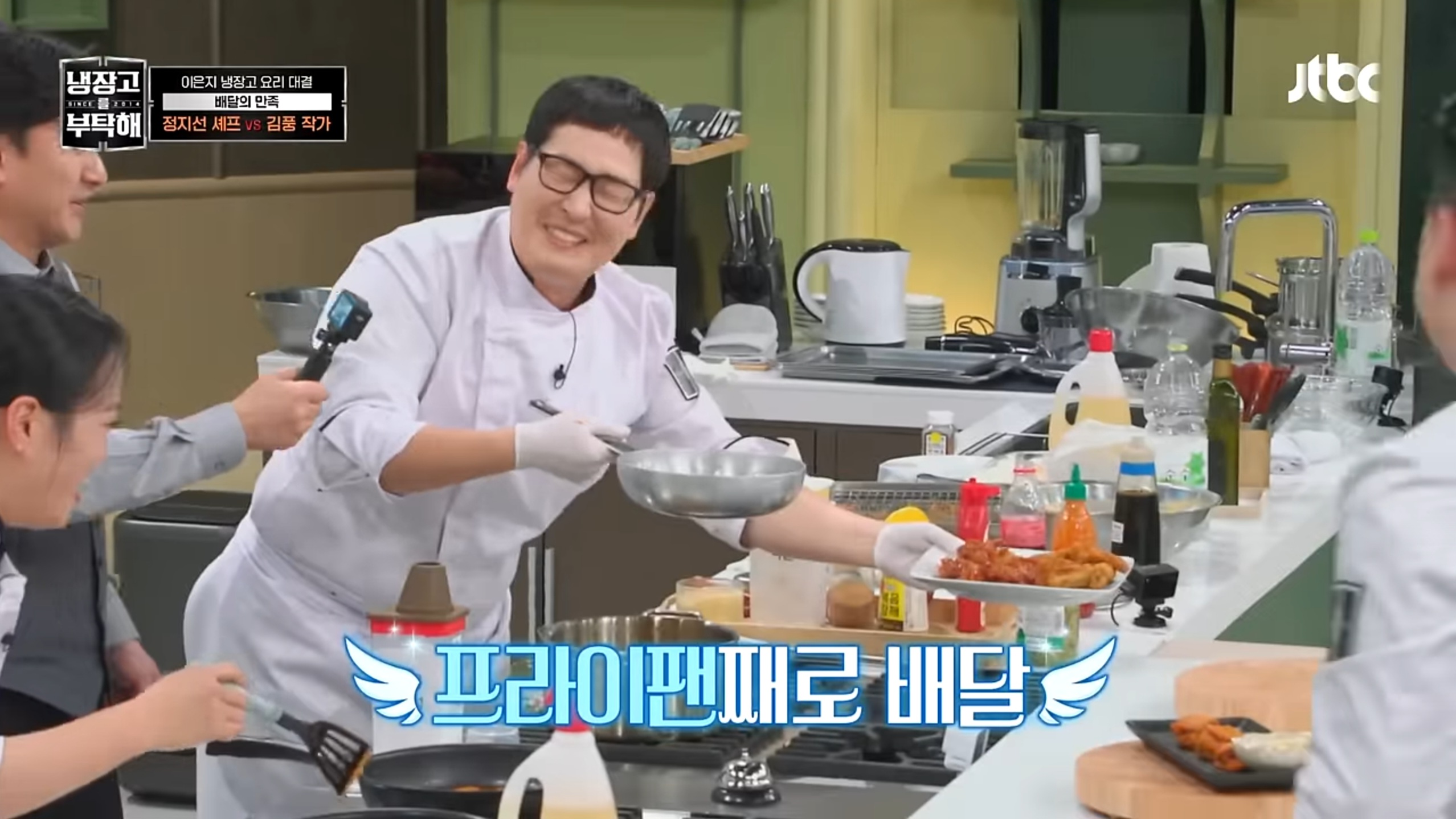 [출처: 냉장고를 부탁해] 15분 이내에 요리를 완성하지 못해 프라이팬째 요리를 내고 있는 김풍 작가의 모습.