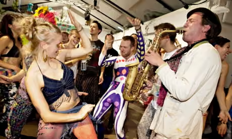 [출처: The Guardian] 아침 7시 30분, 런던에서 열린 ‘Morning Gloryville rave’에서 파티를 즐기는 사람들.
