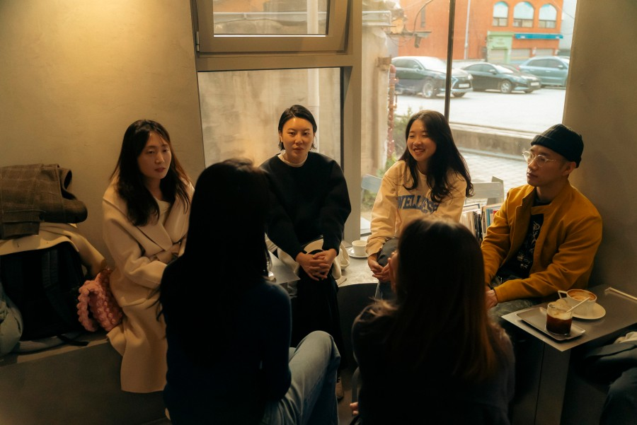 [출처: SMCC] SMCC모임에서 커피를 마시며 대화하는 커뮤니티 참여자들.