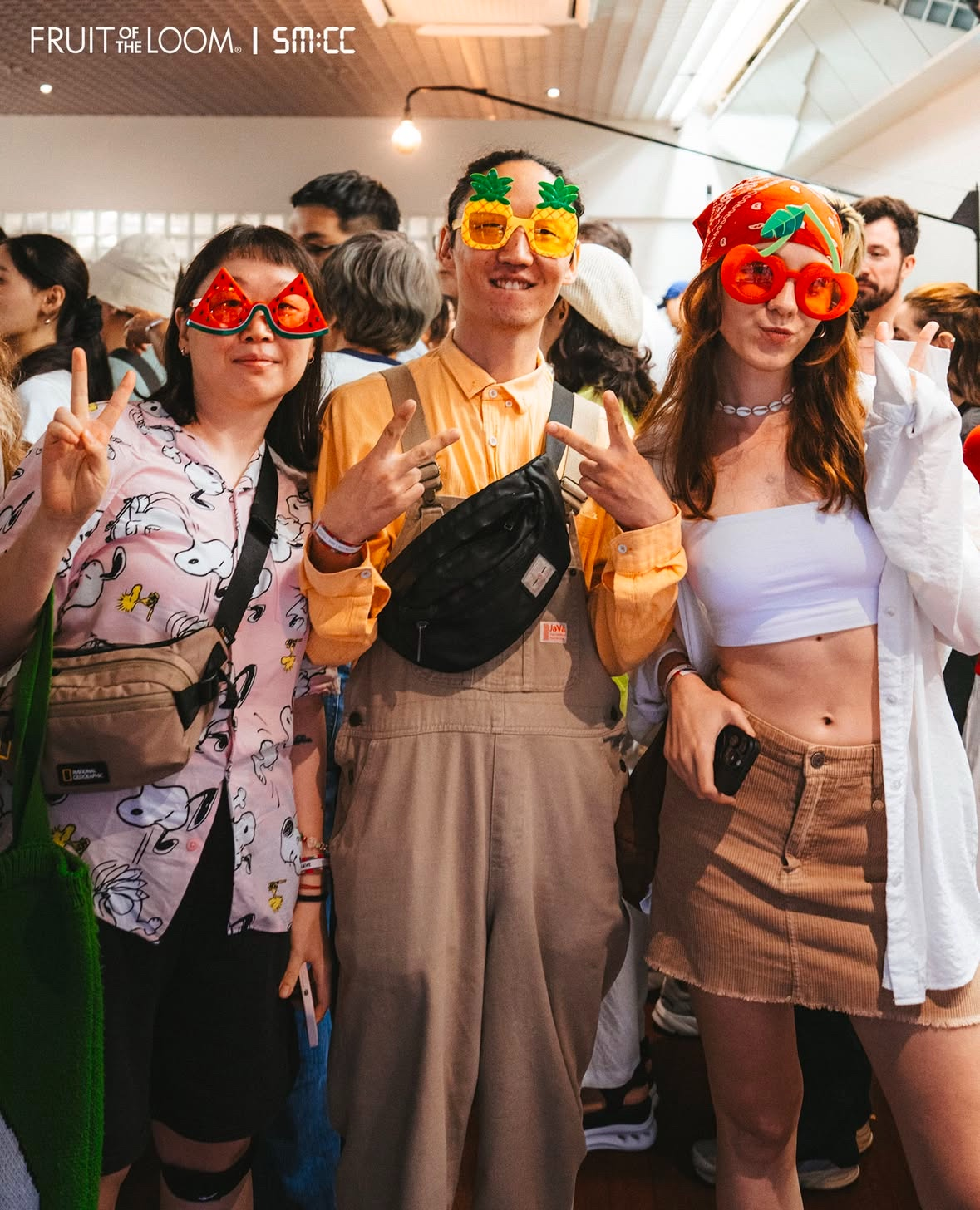 [출처: 프룻오브더룸] 프룻오브더룸을 상징하는 과일 안경과 함께 ‘모닝 커피 레이브’를 즐기는 사람들.