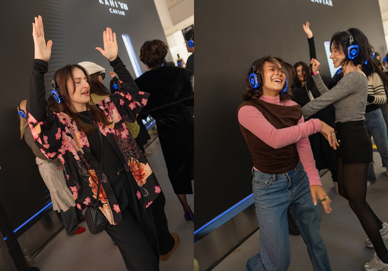 [출처: 음악 기반 웰니스 프로젝트 PROJECT120130] 서울 북촌에 열린 K-뷰티 편집숍 YLESS가 주최한 아침 파티에서 DJ 음악을 즐기며 춤을 추는 방문객.