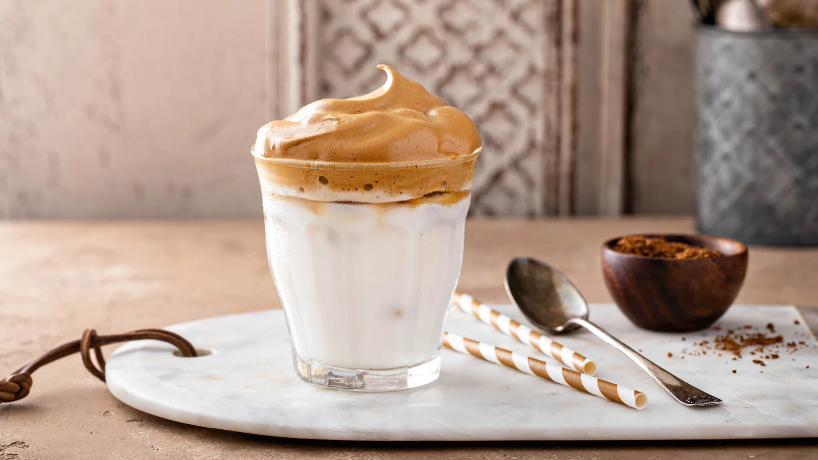 [출처: City Magazine] 우유 위에 크리미한 커피 거품을 올려 완성한 달고나 커피의 모습.