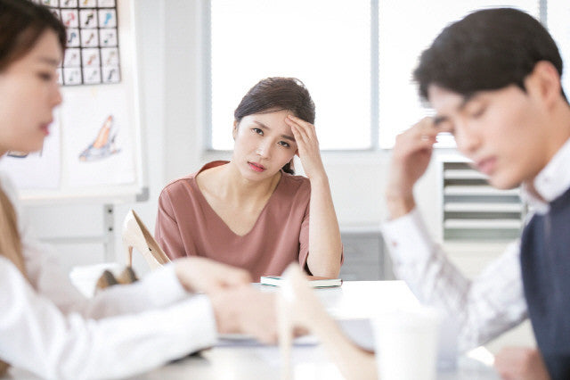 [출처: 헬스조선] 반복되는 대화 속 지친 사람들