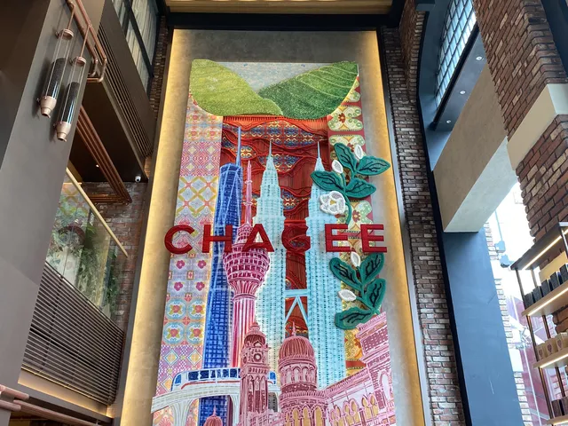 [출처: 트립닷컴] 섬유 예술가 Charmaine Kamal이 제작한 섬유 벽화.