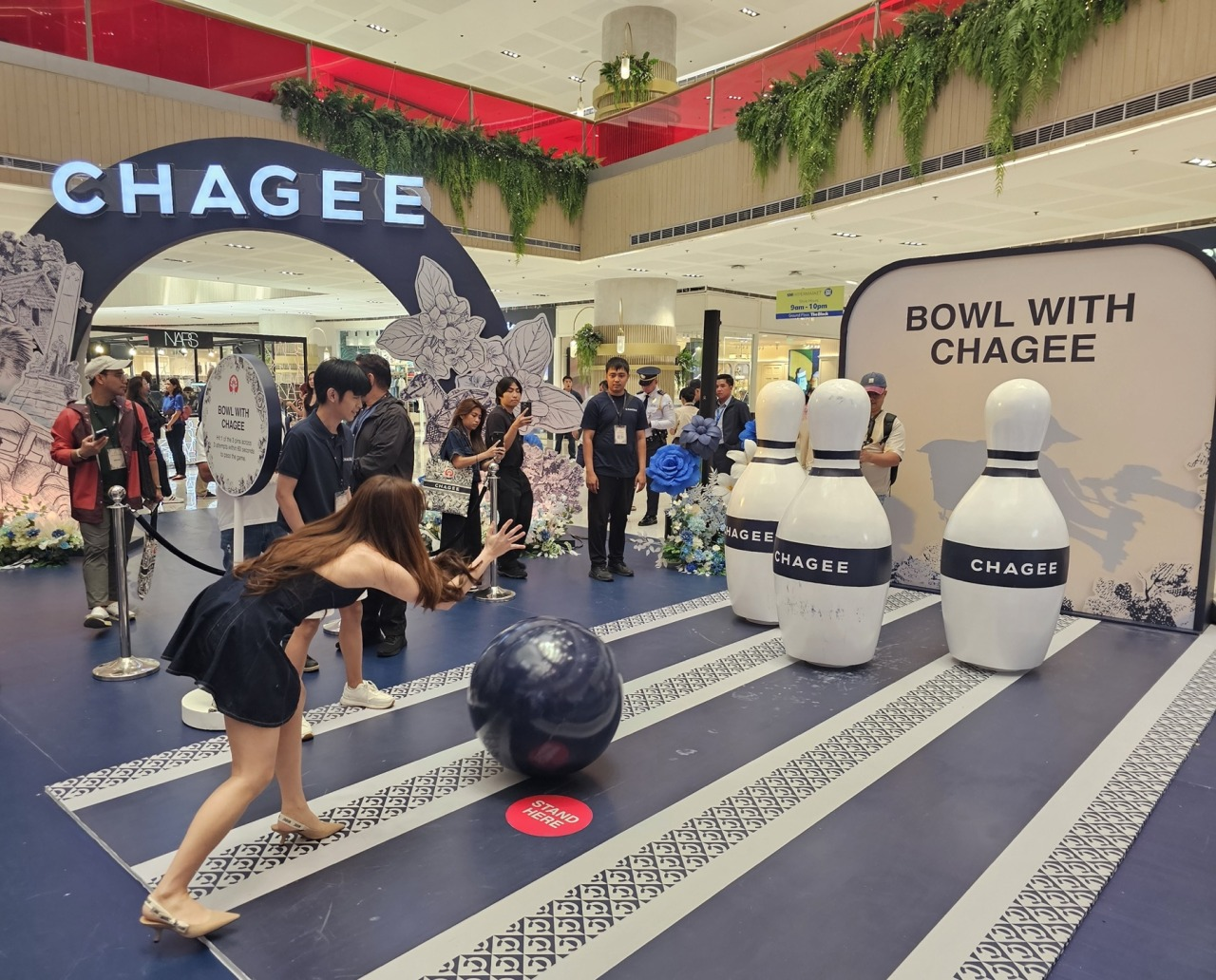 [출처: thehungrykat] 팝업 체험 요소인 자이언트 볼링을 즐기는 소비자들.