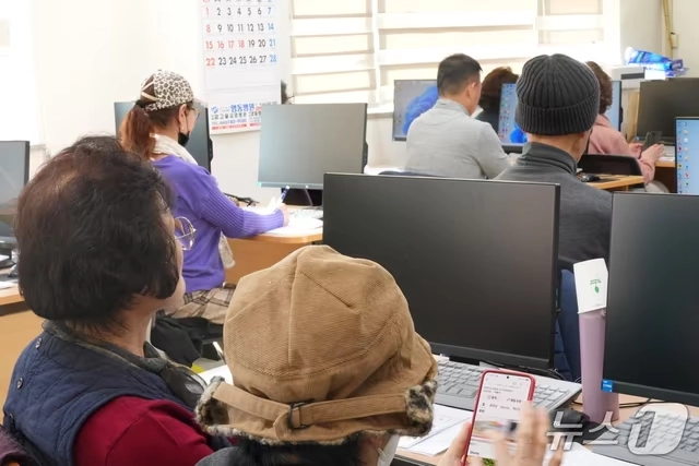 [출처: 영동군노인복지관] 2026년 충북 영동군노인복지관에서 운영하는 시니어 유튜버 양성 교육에 참여한 어르신들.