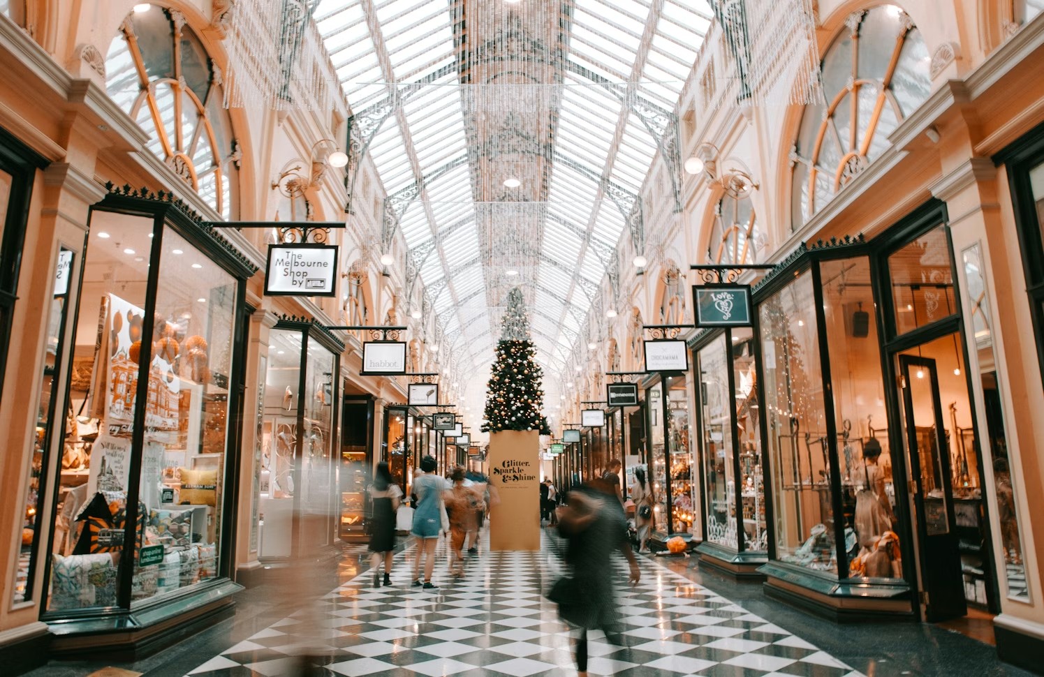 &nbsp; [출처 : Unsplash] 라이프 스타일을 즐기기 위해 쇼핑 거리를 지나다니는 사람들.&nbsp;&nbsp;