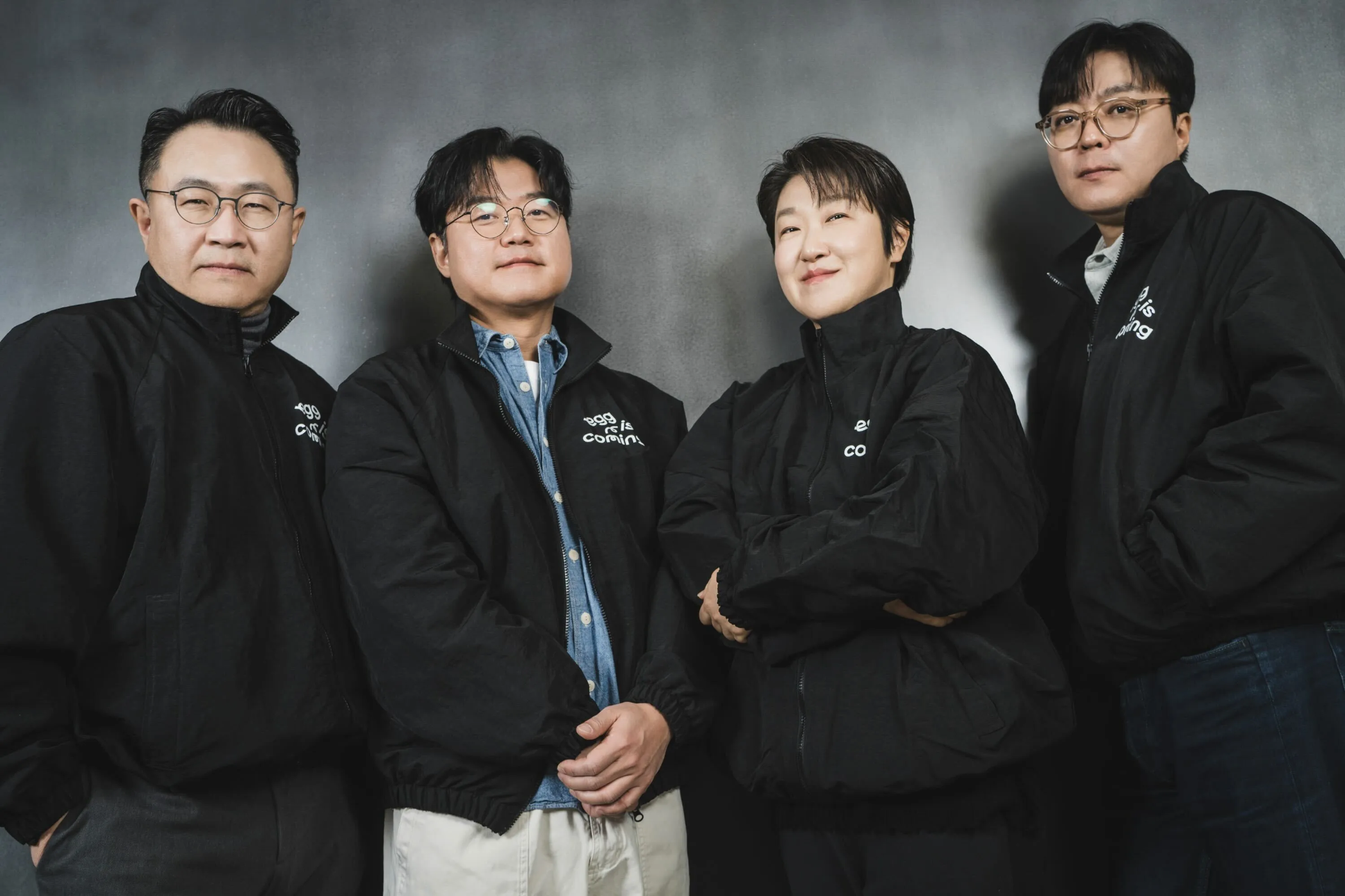 [출처: 에그이즈커밍 공식 웹페이지] 에그이즈커밍의 대표 및 소속 제작진들의 이미지.&nbsp;