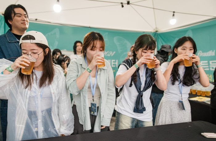 &nbsp; [출처:위드인뉴스] 맥주 빨리 마시기 대회에 참가하고 있는 참여자들의 모습.&nbsp;&nbsp;