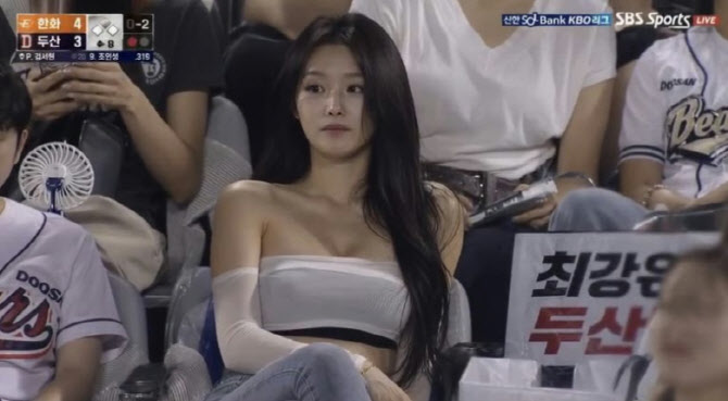[출처: 레딧] 해외 온라인 커뮤니티에서 화제된 야구장 여신 영상캡쳐.