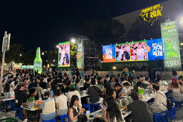 [출처: 한국경제] 3일간 약 12만6천명이 방문한 2026 전주가맥축제 현장 사진.