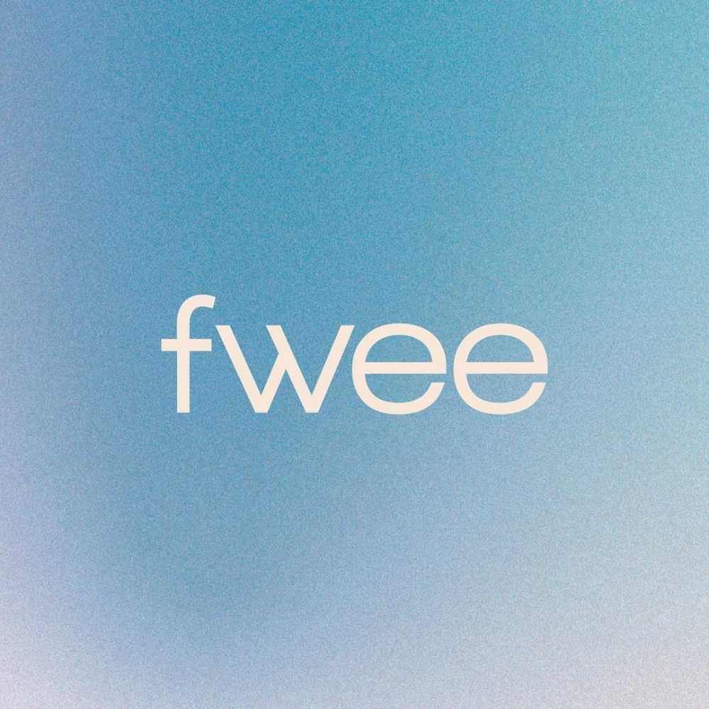 리브랜딩 후 fwee