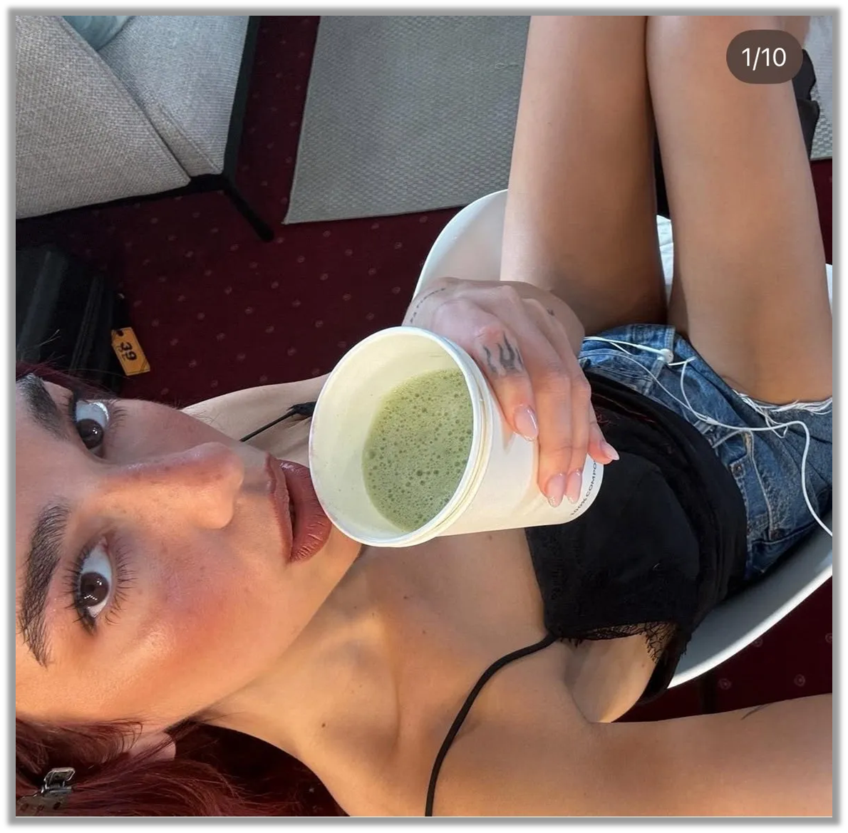 말차 음료를 들고 인증샷을 촬영하는 두아리파 (출처 : 두아리파 인스타그램)