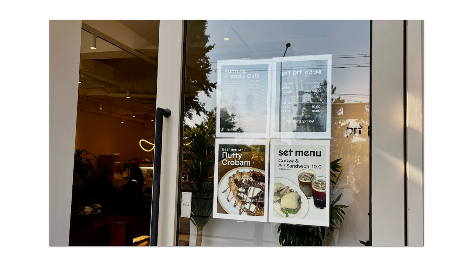 Running Friendly Cafe 포스터가 붙어있는 카페