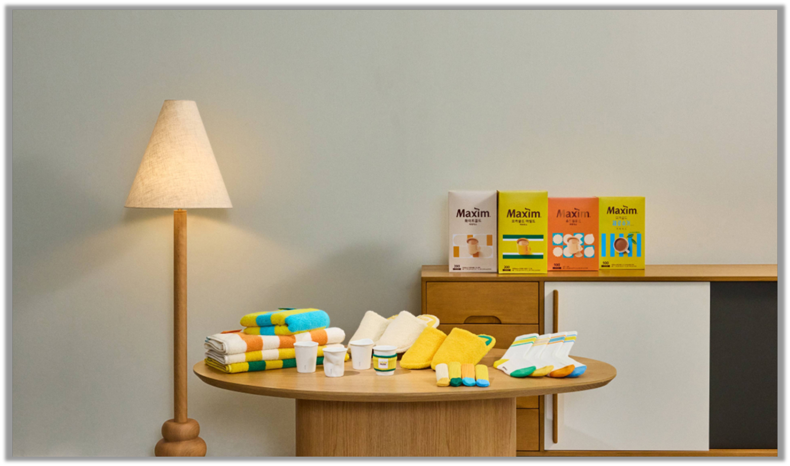 맥심의 컬러 스페셜 에디션 굿즈들 (출처 : 동서식품)