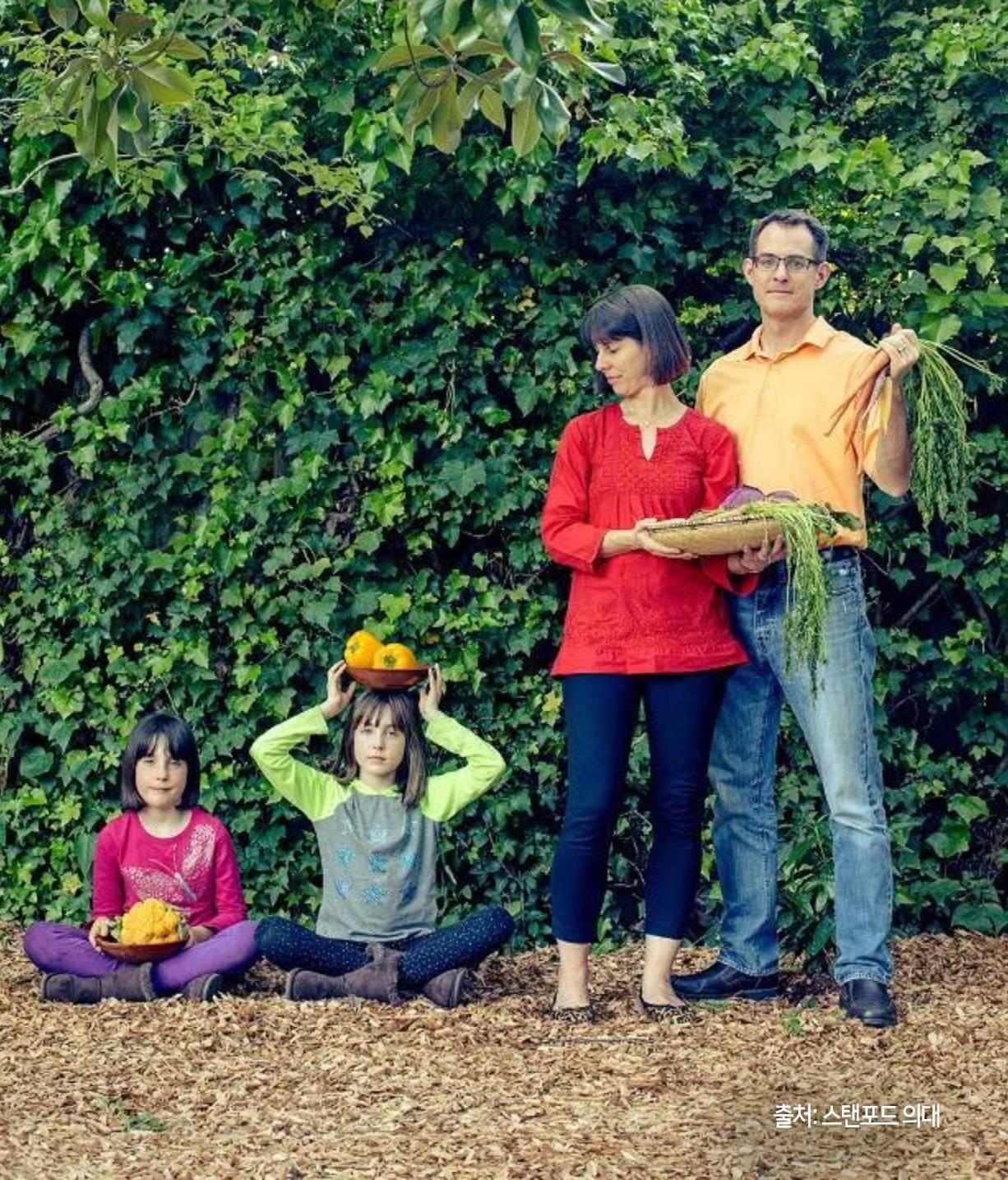스탠포드 마이크로바이옴 석학인 소낸버그 부부와 자녀. 마이크로바이옴 연구를 대중의 건강 증진에 연결하는데 진심인 부부다.