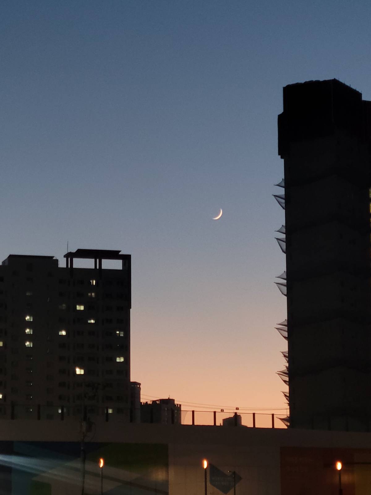 얼마 전 찍은 해질녘 달 사진을 동봉할게. 이 사진을 찍고 돌아서는 찰나, 유성이 떨어지는 걸 목격하였어. 그 행운이 너에게도 닿기를 바라며:)